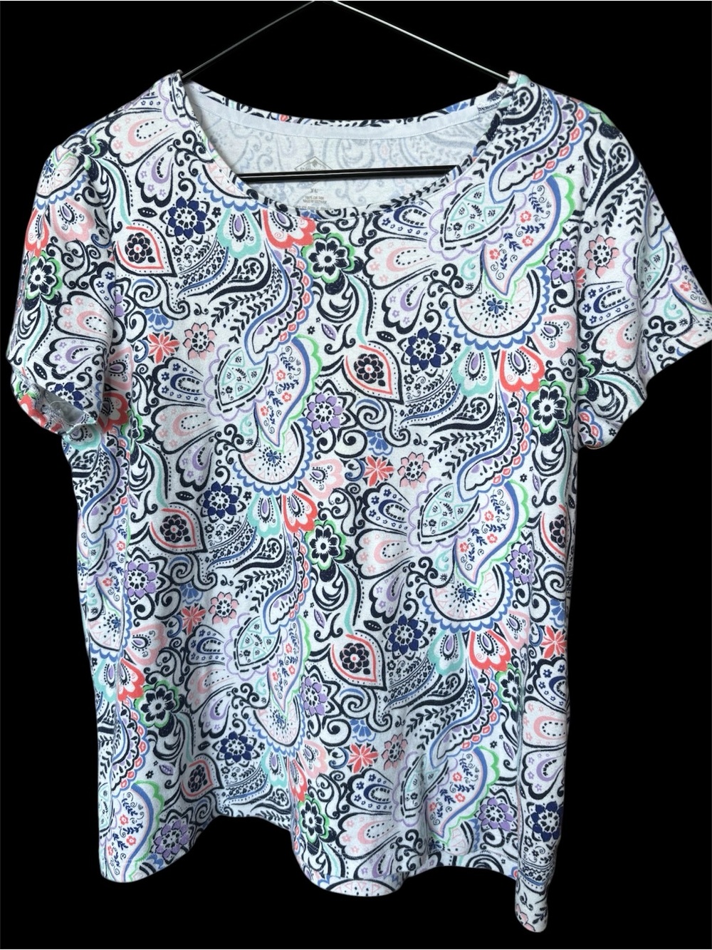 Women's St John's Bay extra large short sleeve, crew neck colorful tee.